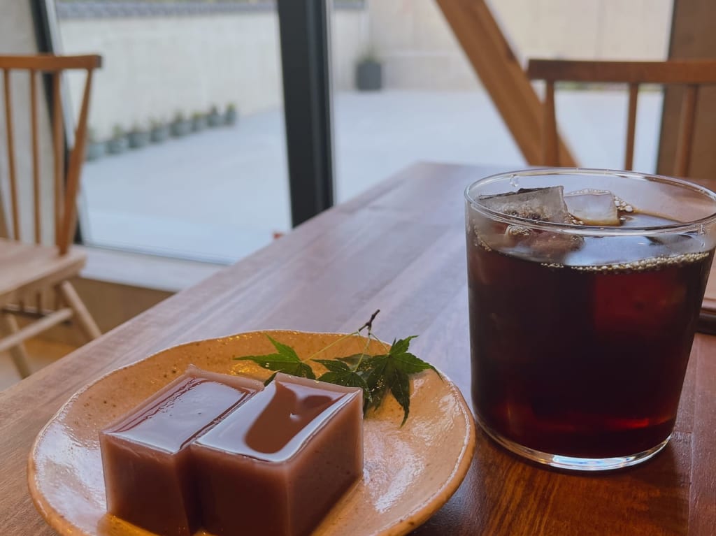 PYRAMID CAFE AND ROASTERYの水ようかんとアイスコーヒー