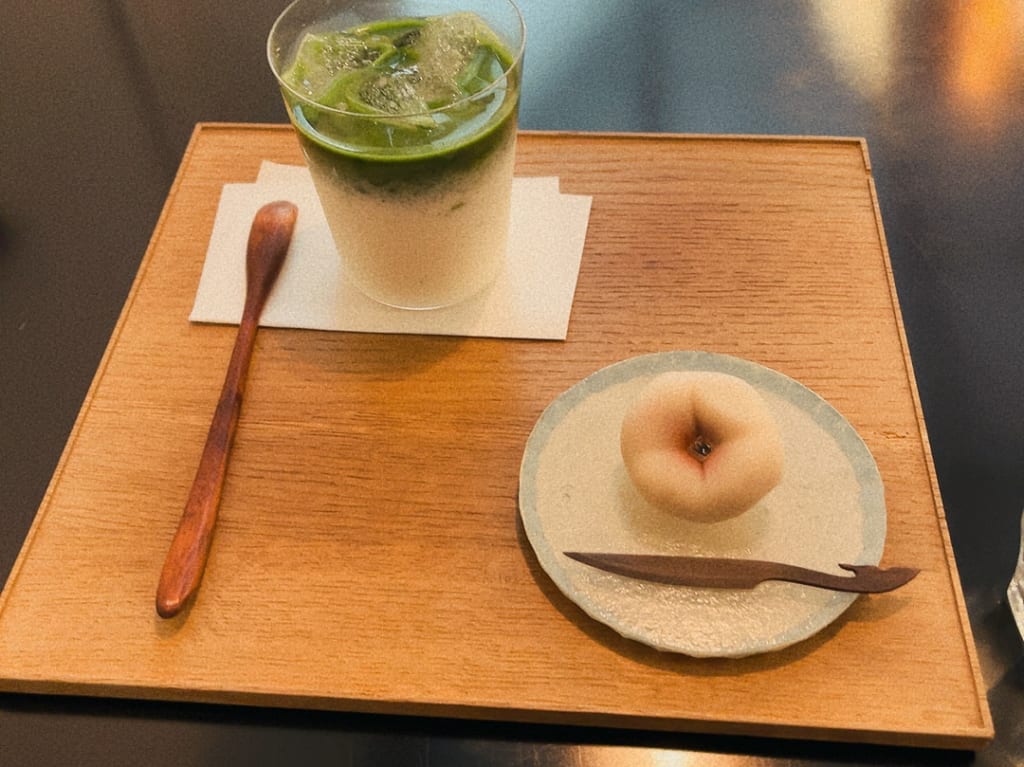 抹茶ミルクと上生菓子