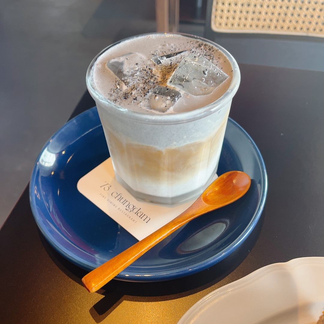 韓国カフェの黒ごまラテ
